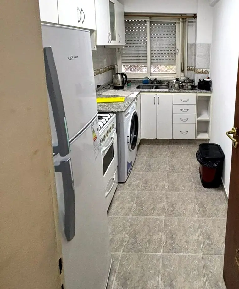 Cocina con el piso cerámico original antes de la obra
