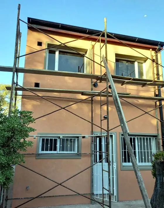 Fachada en ejecución con andamios de madera montados