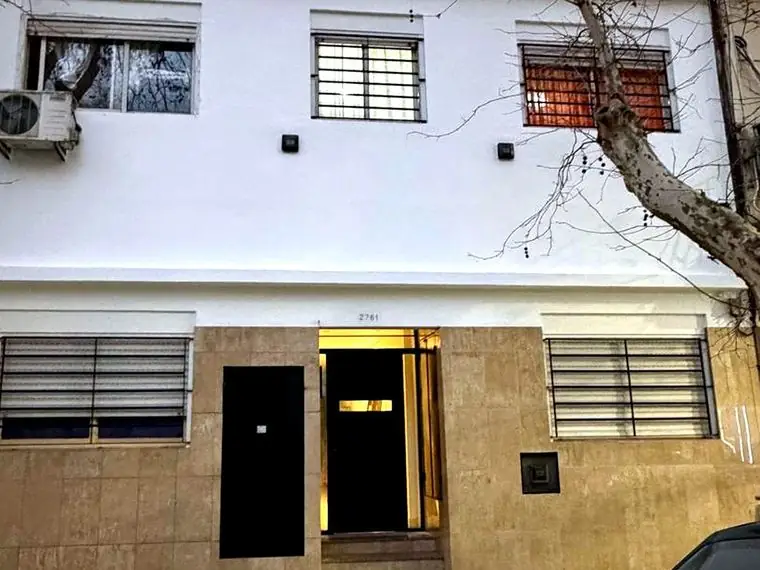 Frente de edificio pintado y reparado
